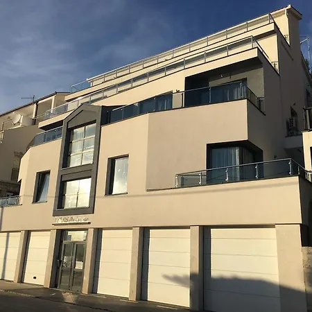 贝尔维尤别墅公寓 *